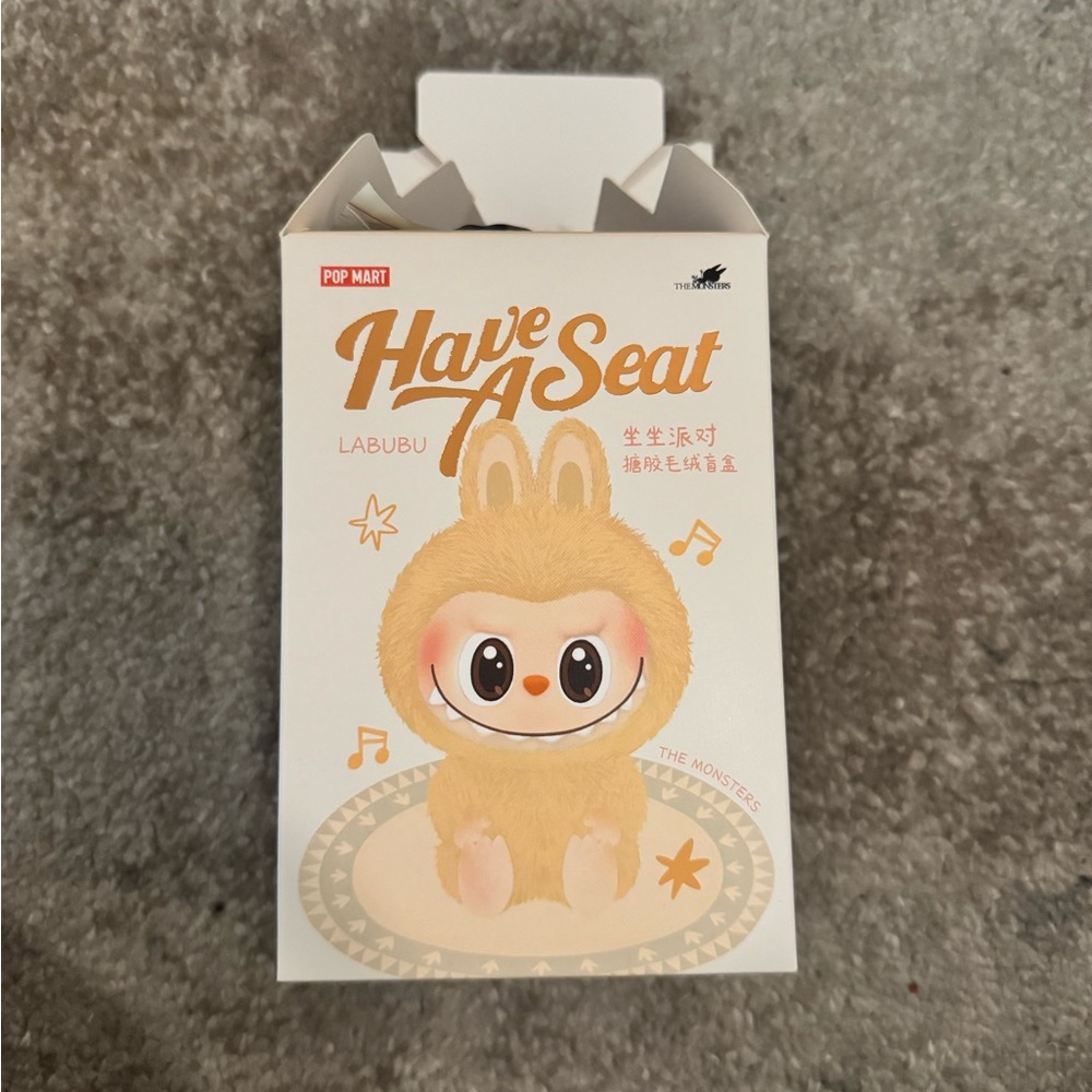 Labubu - Have A Seat Toy - SISI 💛
